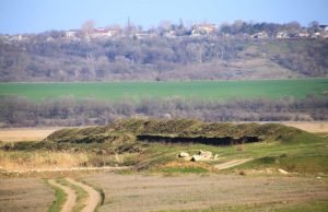 Траянов вал на юге Молдовы между сёлами Кайраклия и Чумай.