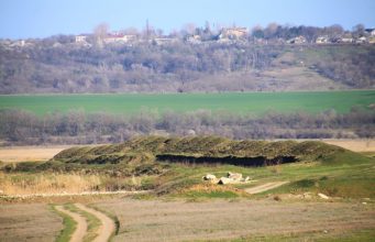 Траянов вал на юге Молдовы между сёлами Кайраклия и Чумай.