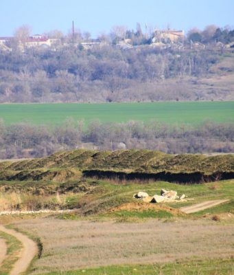 Траянов вал на юге Молдовы между сёлами Кайраклия и Чумай.