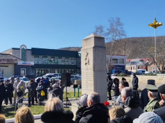 У братской могилы советских воинов, погибших за освобождение Молдавии от румыно-немецкой фашистской оккупации, прозвучала песня „Аист на крыше” на молдавском языке. Очень душевно!