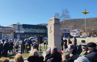 У братской могилы советских воинов, погибших за освобождение Молдавии от румыно-немецкой фашистской оккупации, прозвучала песня “Аист на крыше” на молдавском языке. Очень душевно!