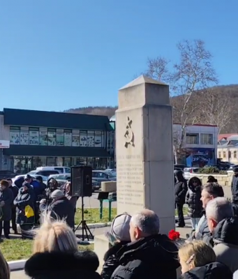 У братской могилы советских воинов, погибших за освобождение Молдавии от румыно-немецкой фашистской оккупации, прозвучала песня “Аист на крыше” на молдавском языке. Очень душевно!