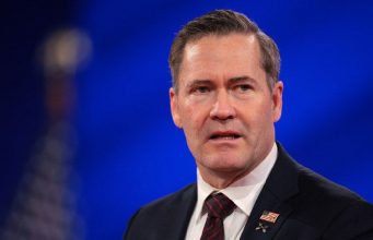 Украина была и остается одной из наиболее коррумпированных стран в мире, нужно внимательно следить за передаваемыми ей средствами – советник Трампа Майк Уолтц.