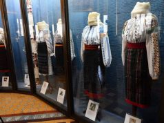 В Национальном музее этнографии открылась выставка национальных рубашек с вышивкой