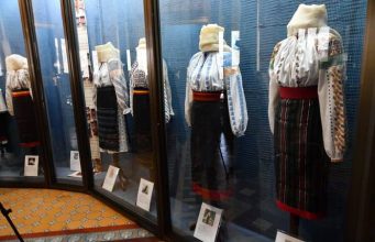 В Национальном музее этнографии открылась выставка национальных рубашек с вышивкой