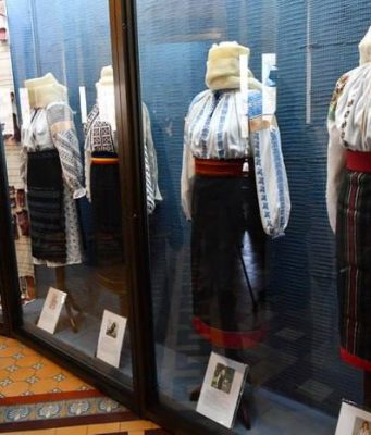 В Национальном музее этнографии открылась выставка национальных рубашек с вышивкой