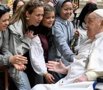 Папа Римский Франциск в пасхальном послании заявил о необходимости надежды на мир и по традиции призвал к прекращению вооруженных конфликтов в различных регионах и оказанию помощи страдающему населению.