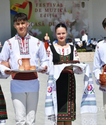 В Яловенах прошел первый музыкальный фестиваль «Пасхальный дом»