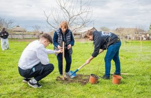 Акция «Сад Памяти» завершилась высадкой деревьев в Бессарабке