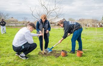 Акция «Сад Памяти» завершилась высадкой деревьев в Бессарабке