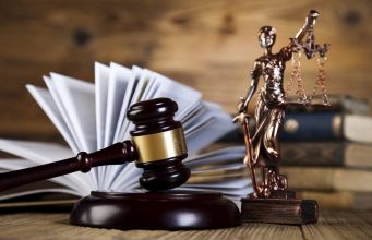 Суд отменил штраф полиции, наложенный на активистку за перевод средств через «Промсвязьбанк»