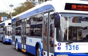 Примария Кишинёва информируют пассажиров, что в связи с празднованием 1 мая, в четверг троллейбусы и автобусы будут курсировать по расписанию выходного дня.