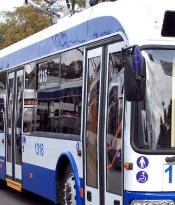 Примария Кишинёва информируют пассажиров, что в связи с празднованием 1 мая, в четверг троллейбусы и автобусы будут курсировать по расписанию выходного дня.