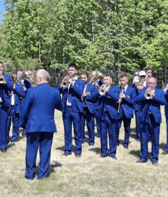 На воинском кладбище Шерпенского плацдарма состоялась торжественная церемония перезахоронения недавно обнаруженных молдавскими поисковиками останков воинов Красной армии, освобождавших Молдову от немецко-фашистских захватчиков.