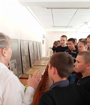 В Центральной библиотеке им. А.С. Пушкина в Тирасполе открылась выставка «В борьбе с нацизмом мы были едины», посвящённая 80-летию Победы в Великой Отечественной войне.