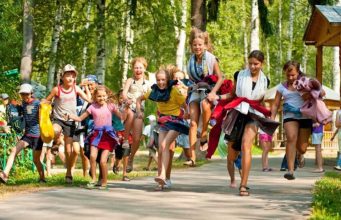 Кабмин утвердил меры по организации детского отдыха в 2025 году