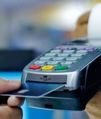 Объем платежей банковскими картами в Молдове вырос на 20%