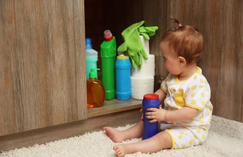 Двухлетняя девочка в Кагуле отравилась моющим средством