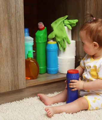 Двухлетняя девочка в Кагуле отравилась моющим средством