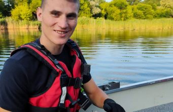 В Кишиневе спасли птенца лебедя, застрявшего в рыболовной сети