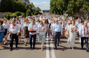 Парад национальных костюмов в центре Оргеева и большой концерт в OrheiLand: фольклорный праздник стал главным событием выходных в Молдове