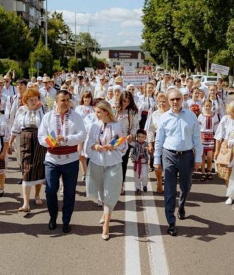 Парад национальных костюмов в центре Оргеева и большой концерт в OrheiLand: фольклорный праздник стал главным событием выходных в Молдове
