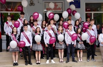 Выпускники и лучшие ученики Оргеева получили премии, а школам Гагаузии подарили технику