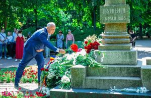 В честь 226-й годовщины со дня рождения великого поэта и классика мировой литературы Александра Сергеевича Пушкина, представители Партии социалистов Республики Молдова (ПСРМ) собрались в центральном парке Кишинева, чтобы почтить его память.