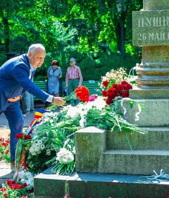 В честь 226-й годовщины со дня рождения великого поэта и классика мировой литературы Александра Сергеевича Пушкина, представители Партии социалистов Республики Молдова (ПСРМ) собрались в центральном парке Кишинева, чтобы почтить его память.