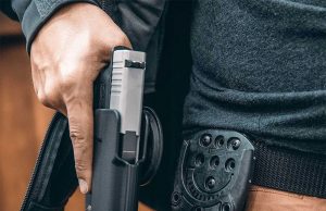 Чиновникам — оружие без справок и обучения? МВД Молдовы готовит скандальные поправки