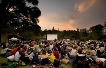 Кино под открытым небом: в Кишиневе стартуют бесплатные летние показы
