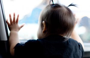 В Кишинёве спасатели освободили двух детей, запертых в автомобилях