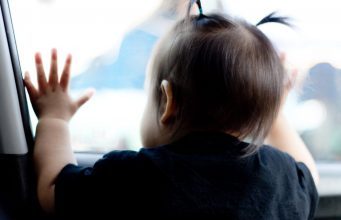 В Кишинёве спасатели освободили двух детей, запертых в автомобилях