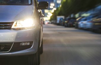 В Молдове вводят новый образец свидетельства о регистрации транспортных средств С 30 июня в Республике Молдова начнёт действовать новый образец свидетельства о регистрации транспортного средства. Соответствующее решение было утверждено сегодня правительством. Новый документ разработан с учётом современных технических и стандартов безопасности, что существенно усложняет возможность его подделки. Это обеспечит дополнительную защиту владельцам автомобилей. Свидетельство соответствует европейским требованиям, облегчая выезд за границу и ускоряя проверку данных молдавских автомобилей за рубежом. Помимо прочего, новый бланк будет содержать не только информацию о годе выпуска, но и дату первой регистрации транспортного средства.