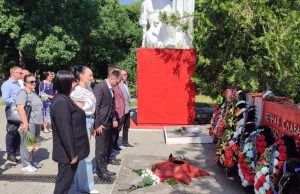 Жители Комрата зажгли свечи в ходе акции «Свеча памяти», а затем возложили цветы к мемориалу воинской славы.