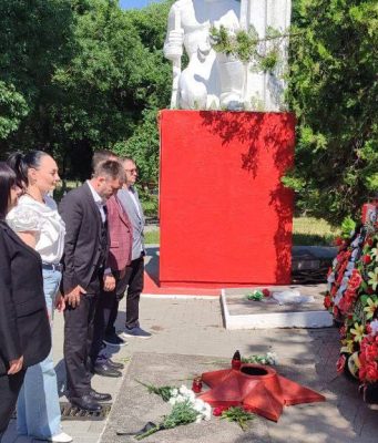 Жители Комрата зажгли свечи в ходе акции «Свеча памяти», а затем возложили цветы к мемориалу воинской славы.