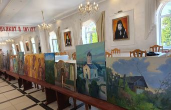 В Кицканском монастыре представили выставку живописи «КамАрт»