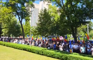 Молдавская оппозиция проводит в эти часы акцию протеста в Кишиневе, у здания парламента в день 35-летия со дня принятия Декларации о суверенитете Республики Молдова.