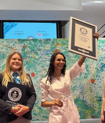 Молдавская художница установила рекорд Гиннеса, нарисовав самую большую картину на воде