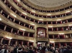 Миланская опера ужесточает дресс-код. В известный итальянский оперный театр Ла Скала больше не будут пускать в шортах, майках и тапочках. Посетителей просят «одеваться так, чтобы это соответствовало этикету театра и вызывало уважение к самому театру и другим зрителям». Тех, кто не будет соблюдать дресс-код, могут просто не пустить и не вернуть деньги за билет.