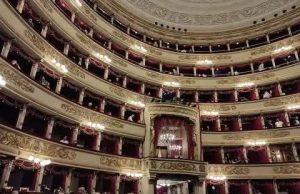 Миланская опера ужесточает дресс-код. В известный итальянский оперный театр Ла Скала больше не будут пускать в шортах, майках и тапочках. Посетителей просят “одеваться так, чтобы это соответствовало этикету театра и вызывало уважение к самому театру и другим зрителям”. Тех, кто не будет соблюдать дресс-код, могут просто не пустить и не вернуть деньги за билет.