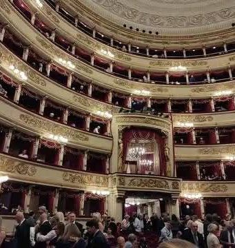 Миланская опера ужесточает дресс-код. В известный итальянский оперный театр Ла Скала больше не будут пускать в шортах, майках и тапочках. Посетителей просят „одеваться так, чтобы это соответствовало этикету театра и вызывало уважение к самому театру и другим зрителям”. Тех, кто не будет соблюдать дресс-код, могут просто не пустить и не вернуть деньги за билет.