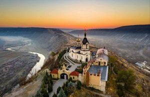 Британский режиссёр Чарли Оттли представил трейлер документального сериала «Ароматы Молдовы»