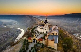 Британский режиссёр Чарли Оттли представил трейлер документального сериала «Ароматы Молдовы»