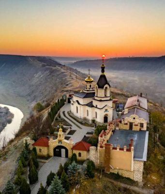 Британский режиссёр Чарли Оттли представил трейлер документального сериала «Ароматы Молдовы»