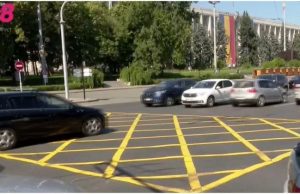 В центре Кишинёва появилась новая разметка, запрещающая остановку на перекрёстке