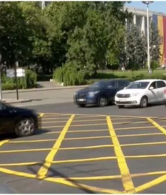 В центре Кишинёва появилась новая разметка, запрещающая остановку на перекрёстке