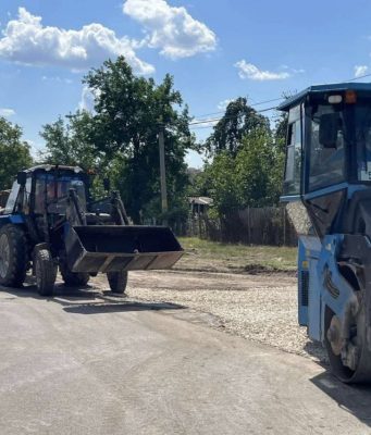 В Старых Биличенах ремонтируют дороги: жители скидываются по 2000 леев
