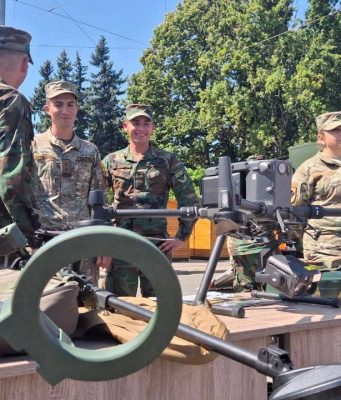 В центре Кишинева силовики устроили военную демонстрацию