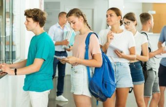 Абитуриенты штурмуют столичные лицеи, а в сёлах — нехватка желающих